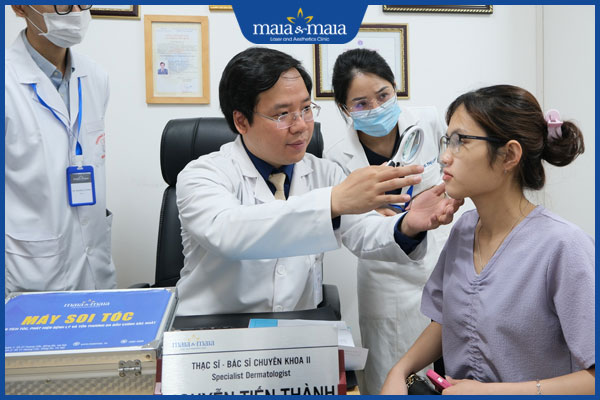 Giãn mao mạch 4 bác sĩ kiểm tra da