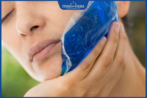 Tiêm filler có đau không? Biện pháp giảm đau hiệu quả khi tiêm 3 chườm túi lạnh lên mặt