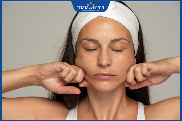 5 cách xóa rãnh cười tại nhà dễ thực hiện, hiệu quả 3 massage mặt bằng tay