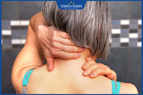 Nếp nhăn ở cổ do đâu? Gợi ý phương pháp xóa nhăn vùng cổ hiệu quả 3 massage vùng cổ