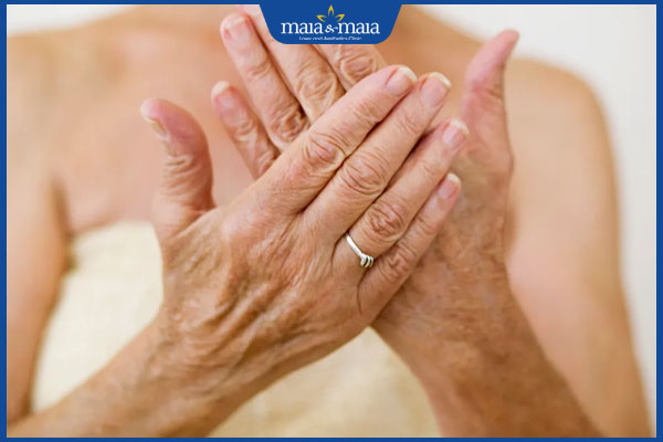 Da tay bị lão hóa phải làm sao? Giải pháp trẻ hóa bàn tay hiệu quả 2 bàn tay nhiều nếp nhăn