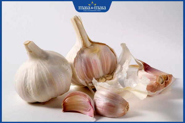 Thực hư hiệu quả xóa nếp nhăn bằng tỏi tại nhà? Cần lưu ý gì để đảm bảo an toàn? 2 củ tỏi