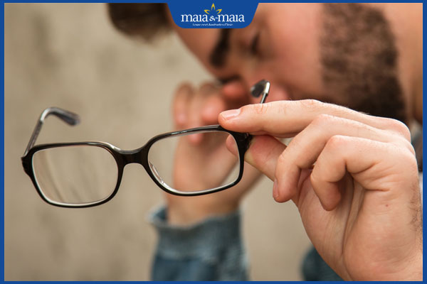 đeo kính không phù hợp