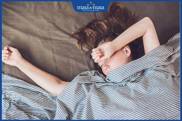 Trán có 3 nếp nhăn ngang nói lên điều gì? Cách xóa nếp nhăn hiệu quả 3 gác tay lên trán khi ngủ