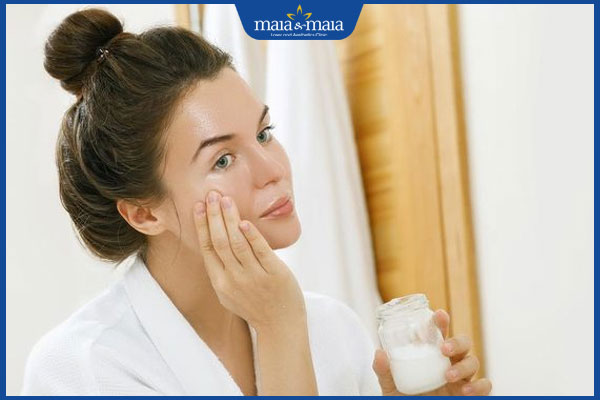 thoa dầu dừa lên mặt