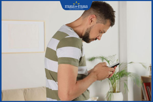 dùng điện thoại