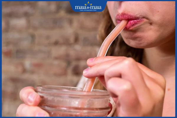 Bật mí 14 thói quen xấu gây nếp nhăn, lão hóa da nhanh chóng 3 uống nước bằng ống hút