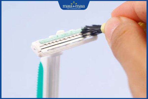 Hướng dẫn cạo lông mặt trước khi trang điểm an toàn, đúng cách 4 vệ sinh dao cạo