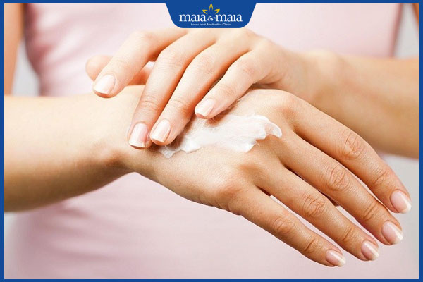 bôi kem tay