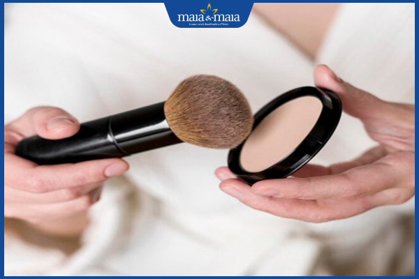 Hướng dẫn cách trang điểm cho da bị nám đơn giản, tự nhiên 5 phủ phấn