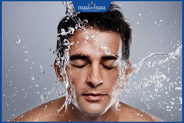 rửa mặt với nước lạnh