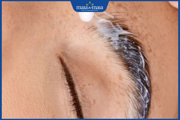 Nhổ lông mày bị sụp mí phải không? Địa chỉ triệt lông mày an toàn 3 thoa kem kháng viêm
