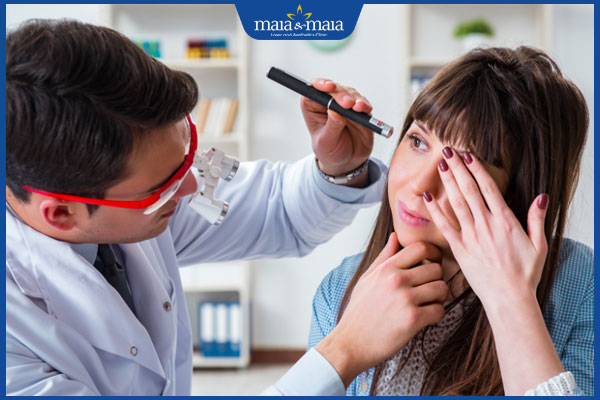 bác sĩ khám sẹo giác mạc