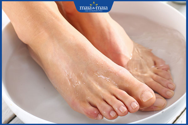 Cách trang điểm che vết sẹo ở chân đơn giản lấy lại tự tin 2 rửa chân