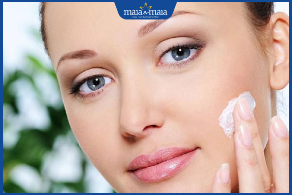 chấm kem đánh răng lên mặt