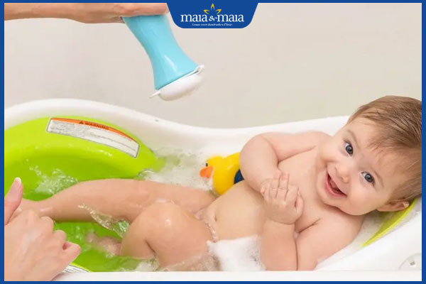 Mụn trứng cá ở trẻ sơ sinh có bình thường không? Cách xử lý an toàn cho bé 3 tắm cho trẻ