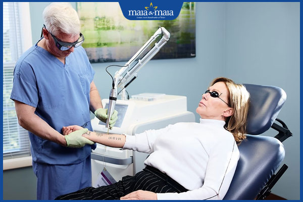 Hình xăm bị nổi mụn nước có sao không? Cách khắc phục an toàn 4 bác sĩ khám hình xăm