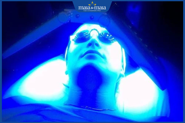 Vì sao mụn bọc ở cằm mãi không hết? Cách xử lý hiệu quả 4 chiếu ánh sáng xanh trị mụn