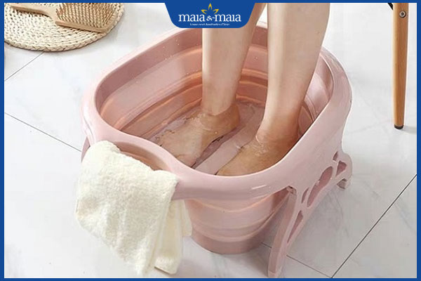 rửa chân bằng nước muối
