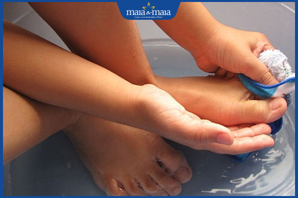 Mụn nước ở chân là bệnh gì? Cách xử lý an toàn và ngăn tái phát 3 rửa chân