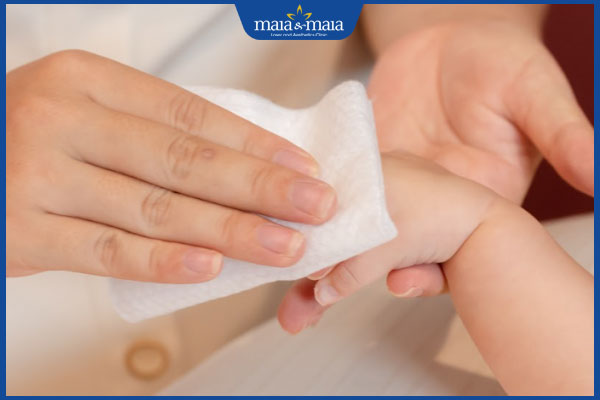 vệ sinh tay bé